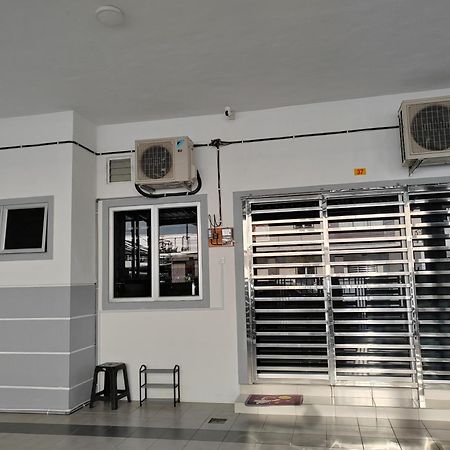 My Homestay Sitiawan - Astronaut Space House 8 Pax Екстер'єр фото